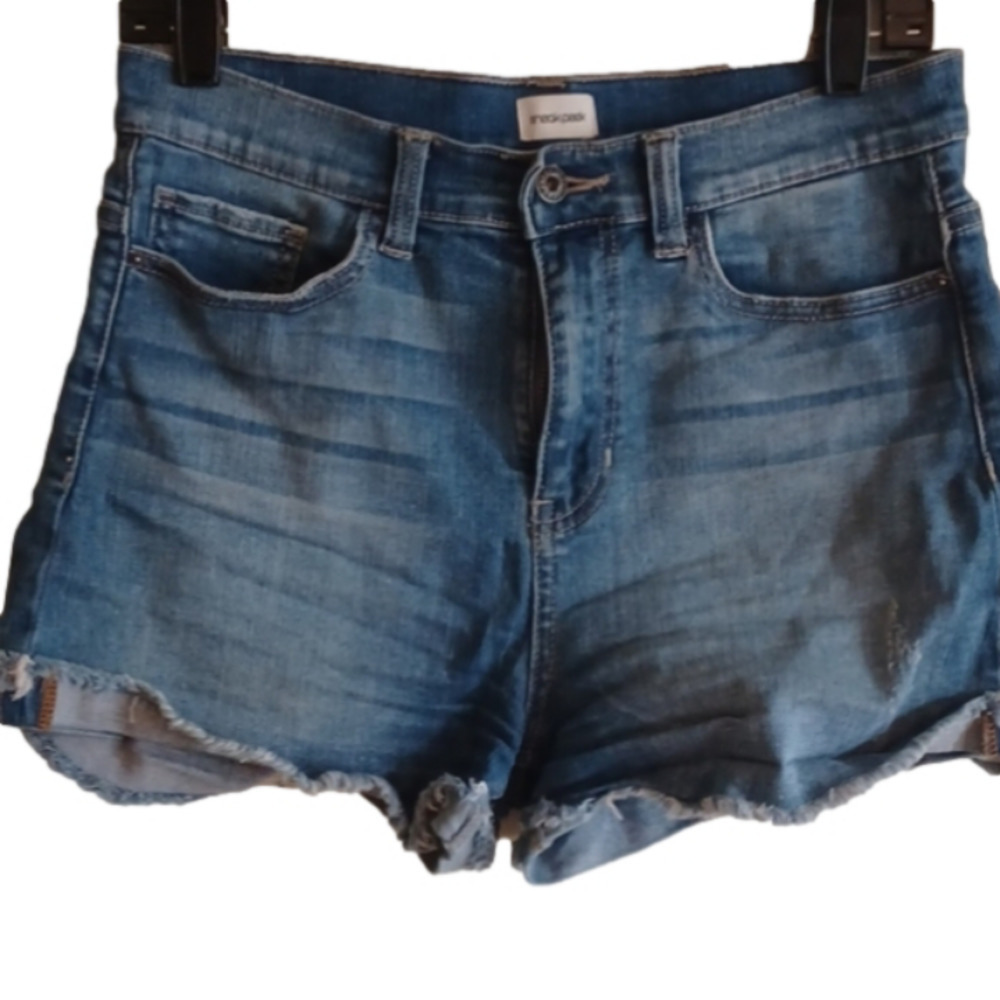 𝅺sneek peek dark wash pair of shorts. Freyed hems even. Size medium.